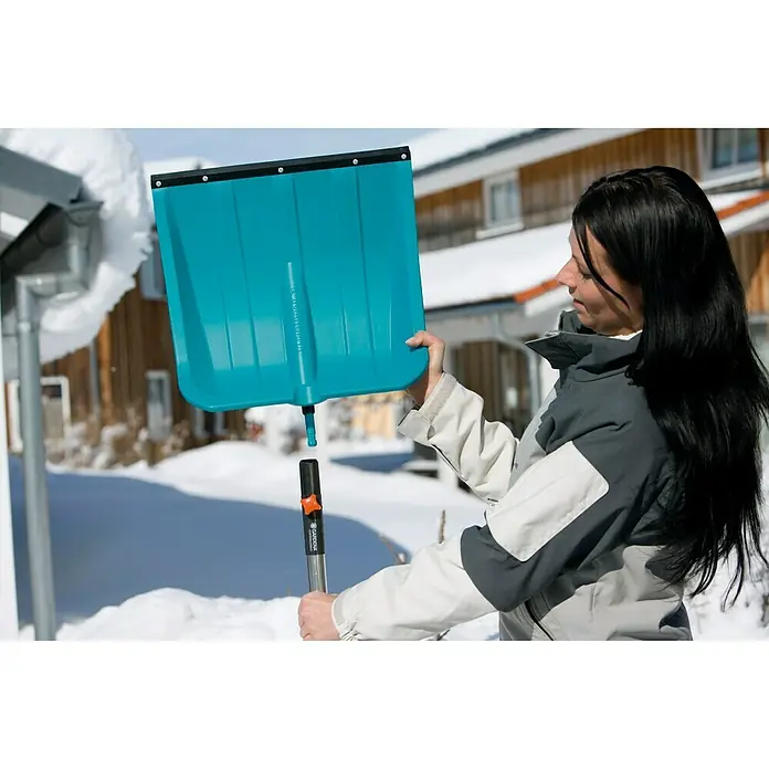 Gardena Combisystem Aluminiumstiel Ergoline 130 - Schwarz/Silber, Material Griff: Kunststoff - Frau montiert eine Gardena Schneefräse. Dieses Gerät ist ideal, um Dächer von Schnee und Eis zu befreien.