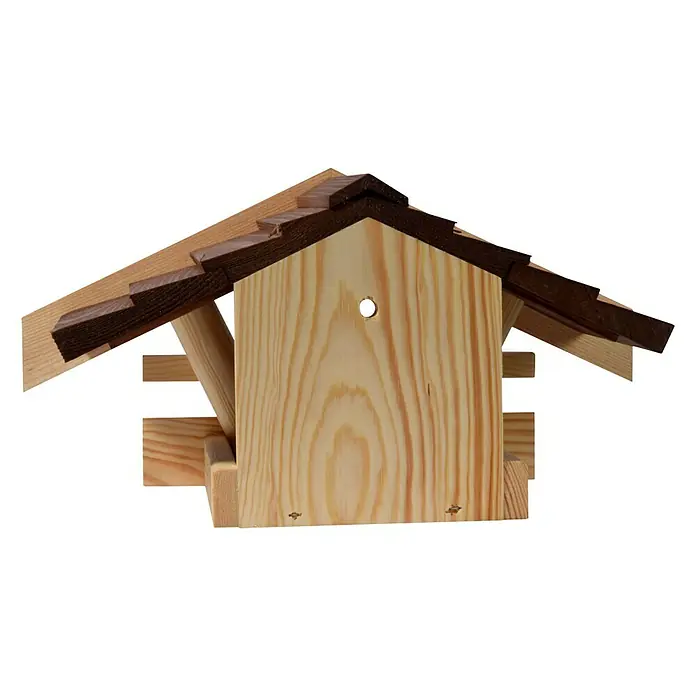 Dobar Vogelfutterhaus zum Aufhängen - L x B x H: 36 x 20 x 20 cm, Natur/Braun, Holz - Ein detailreiches Foto eines hölzernen Vogelhauses mit einem markanten braunen Dach und einer gut sichtbaren Öffnung auf schwarzem Hintergrund.