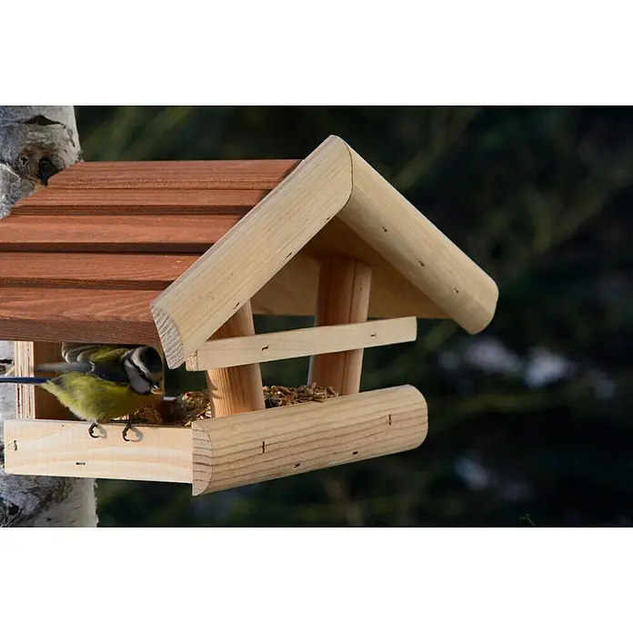 Dobar Vogelfutterhaus zum Aufhängen - L x B x H: 36 x 20 x 20 cm, Natur/Braun, Holz - Vogelhäuschen mit kleinem Vogel, der Körner pickt. Das Häuschen ist aus Holz und hat ein rotes Dach.