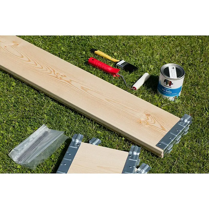 Gardol Hochbeetumrandung Palettenrahmen - L x B x H: 120 x 80 x 20 cm, Holz, Natur - Eine Holzarbeit-Szene im Freien mit einem Holzbalken, Farbe, Pinsel, Farbroller, Schrauben und Winkelverbinder auf einer grünen Grasfläche.