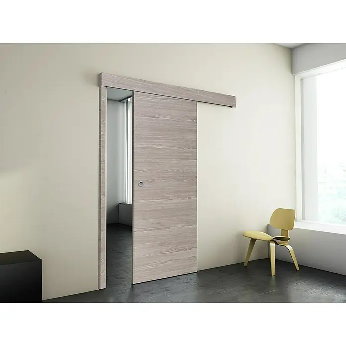 Solid Elements Embellecedor exterior Roble Finlandés - 1.500 x 100 mm, Roble oscuro - Elegante puerta corredera de madera con veta horizontal y manija empotrada en una habitación amueblada moderna.