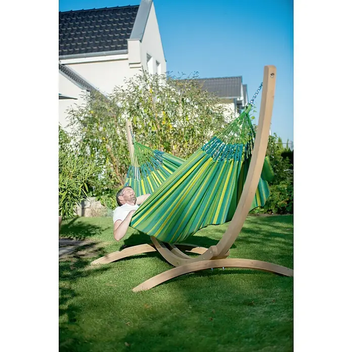 La Siesta Hängematte Brisa - L x B: 350 x 160 cm, Lime - Mann entspannt in einer gestreiften Hängematte mit Holzgestell im Garten.