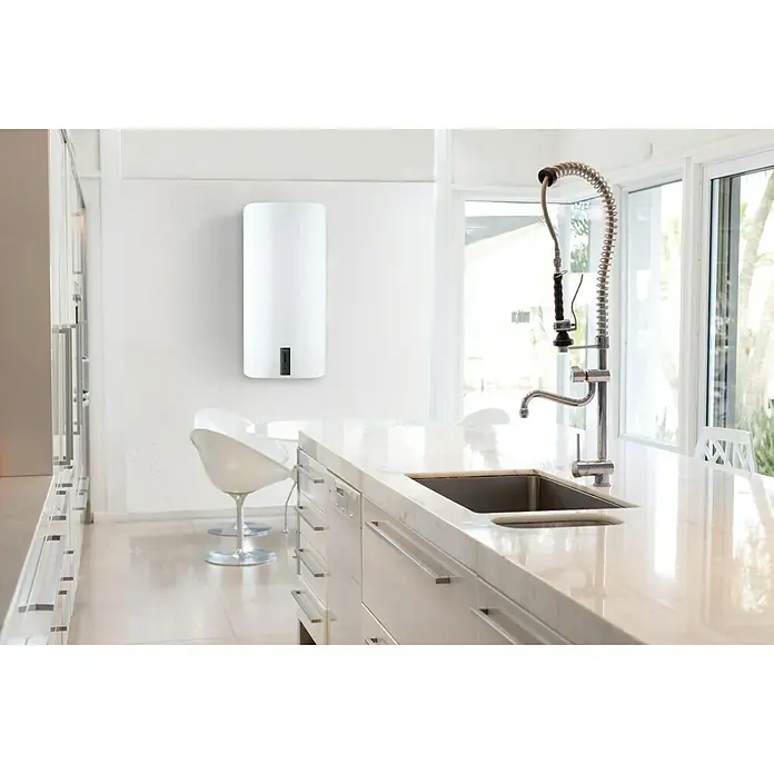 Bosch Termo eléctrico Tronic 4500T Flat - 30 l, 2.000 W, Montaje en la pared - Un calentador de agua blanco y moderno cuelga en una pared en una cocina elegante con grifo de acero inoxidable.