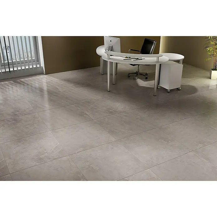 Feinsteinzeugfliese Pulpis - 60 x 60 cm, Grau, Glänzend - Elegante Bodenfliesen in Grau mit dezentem Muster verlegen im Büro mit modernem Schreibtisch und Bürostuhl.