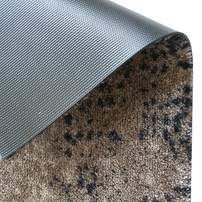 SCHÖNER WOHNEN-Kollektion Fußmatte Vintage - Braun/Schwarz, 100 x 67 cm - Nahaufnahme einer braunen Teppichmatte mit schwarzen Akzenten und einer grauen, rutschfesten Unterseite, die teilweise aufgerollt ist.