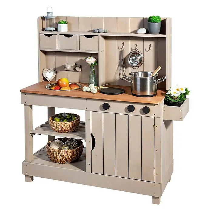 Muddy Buddy Matschküche Explorer - 102 x 40 x 105 cm, Holz, Warmgrau - Bild eines Spielküchen-Sets mit verschiedenen Kochutensilien und Lebensmitteln. Das Set ist aus Holz und in neutralen Farben gehalten.