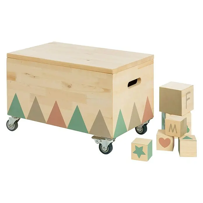 Muddy Buddy Spielzeugkiste Treasure Hunter - 50 x 30 x 32 cm, Holz, Natur - Eine Holzkiste mit Rollen und Dreiecksmuster sowie ein paar Spielwürfel mit Buchstaben und Formen. Ideal für das Kinderzimmer.