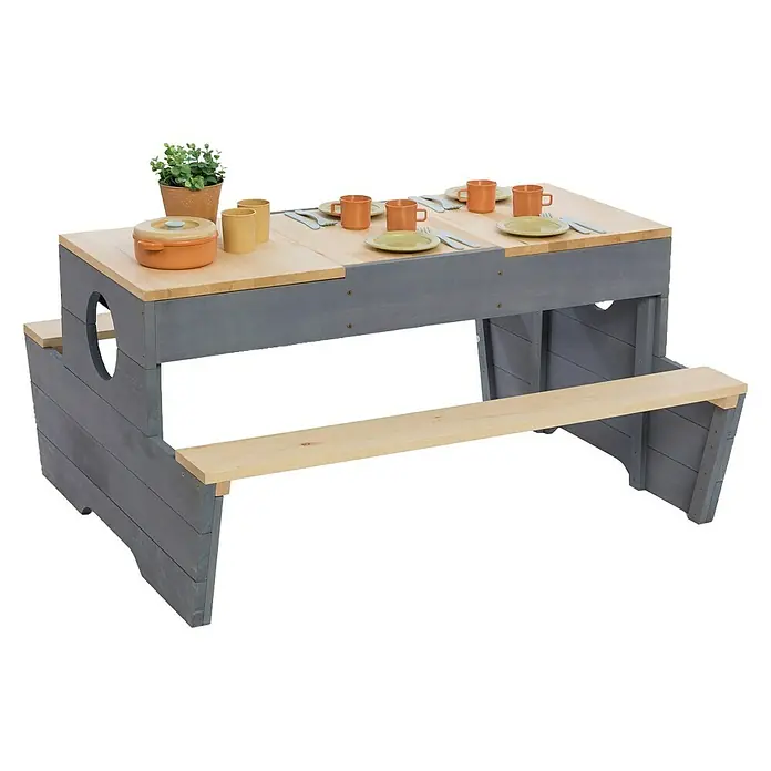 Muddy Buddy Kinder-Picknicktisch Creator - L x B x H: 100 x 90 x 50 cm, Holz, Natur/Wolkengrau - Ein hölzerner Picknicktisch für Kinder mit Geschirr und Pflanze als Dekoration für den Garten.