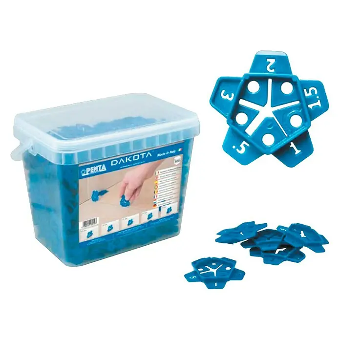 Dakota Cuña de separación Penta - 200 ud. - Se muestran un cubo de espaciadores de azulejos azules PENTA DAKOTA, un espaciador de azulejos individual y una pequeña pila de ellos.
