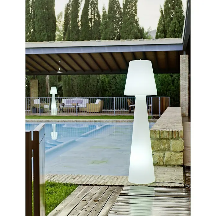 New Garden Lámpara de diseño para exterior LED Lola - 8 W, Blanco frío, Altura: 165 cm - Elegante lámpara de pie blanca junto a una piscina, que ofrece una iluminación exterior elegante y crea un ambiente relajado.