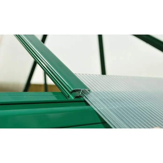 Palram – Canopia Gewächshaus Mythos 6x4 - Außenmaß inkl. Dachüberstand (B x T): 185 x 126 cm, 4 mm, Grün - Detailaufnahme einer Gewächshauskonstruktion mit grünen Metallprofilen und durchsichtigen Polycarbonatplatten.