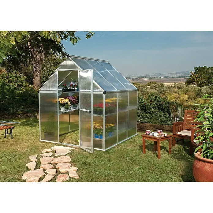 Palram – Canopia Gewächshaus Mythos 6x6 - Außenmaß inkl. Dachüberstand (B x T): 185 x 186 cm, 4 mm, Silber/Transparent - Dieses Bild zeigt ein Gewächshaus mit transparenten Wänden und einem offenen Eingangsbereich, umgeben von einer grünen Rasenfläche.