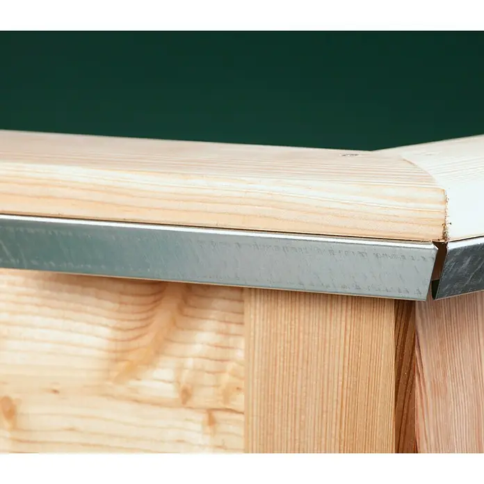 KGT Schneckenblech - Passend für: Hochbeet Woody 130 - Detailansicht eines Holzprodukts mit Metallkante, das Stabilität und Haltbarkeit für eine langlebige Konstruktion bietet.
