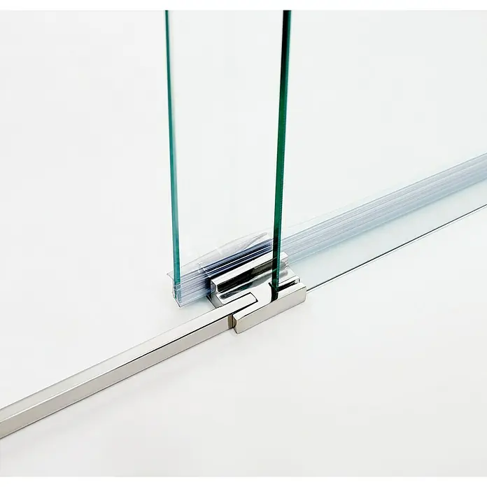 GME Mampara de ducha frontal Futura - 100 x 200 cm, Vidrio transparente, Plata brillo - Primer plano de una mampara de ducha con paneles de vidrio transparente, herrajes plateados y una guía elegante, mostrando un diseño de baño moderno.