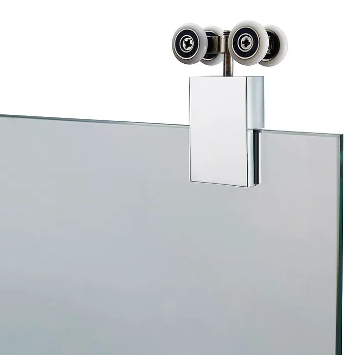GME Mampara de ducha frontal Futura - 100 x 200 cm, Vidrio transparente, Plata brillo - Primer plano de una puerta corredera de vidrio con accesorios. La puerta se desliza suavemente gracias a ruedas y fijaciones de alta calidad.