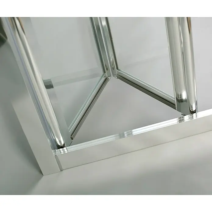 GME Mampara de ducha frontal Akord - 70 x 195 cm, Espesor de vidrio: 4 mm, Plateado - Primer plano de una cabina de ducha con marco plateado y vidrio transparente. Ideal para diseños de baño modernos.