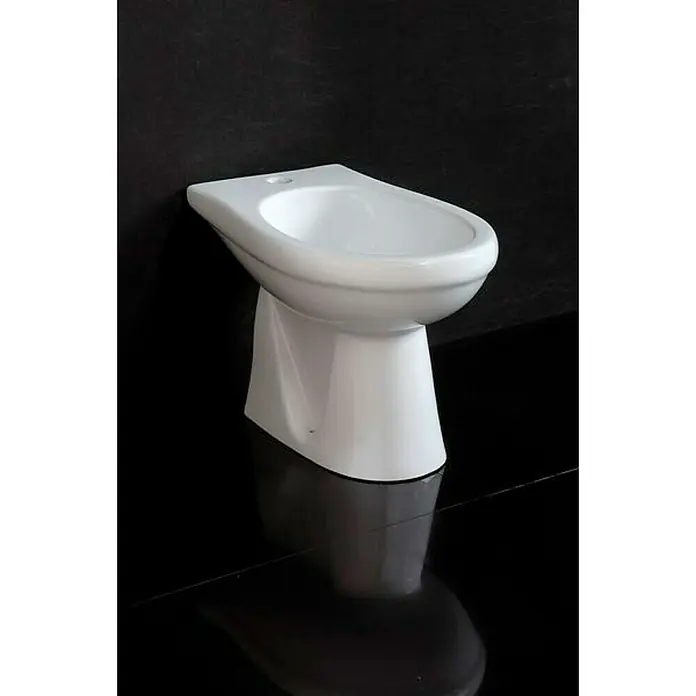 Pack de WC + bidé Bahía - Con borde de descarga, Salida WC: Vertical, Blanco - La imagen presenta un bidé blanco sobre un fondo oscuro, destacando su diseño elegante y el acabado brillante. Perfecto para baños modernos.