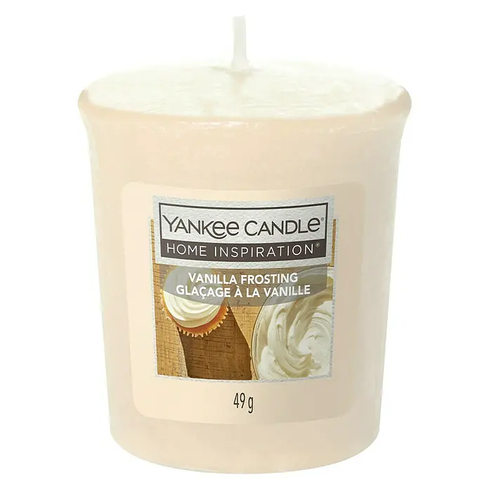 Yankee Candle Home Inspirations Votivkerze - Vanilla Frosting, 49 g - Yankee Candle Home Inspiration Duftkerze mit Vanille Frosting Duft. Die Kerze ist in einem cremefarbenen Glasgefäß und wiegt 49g.