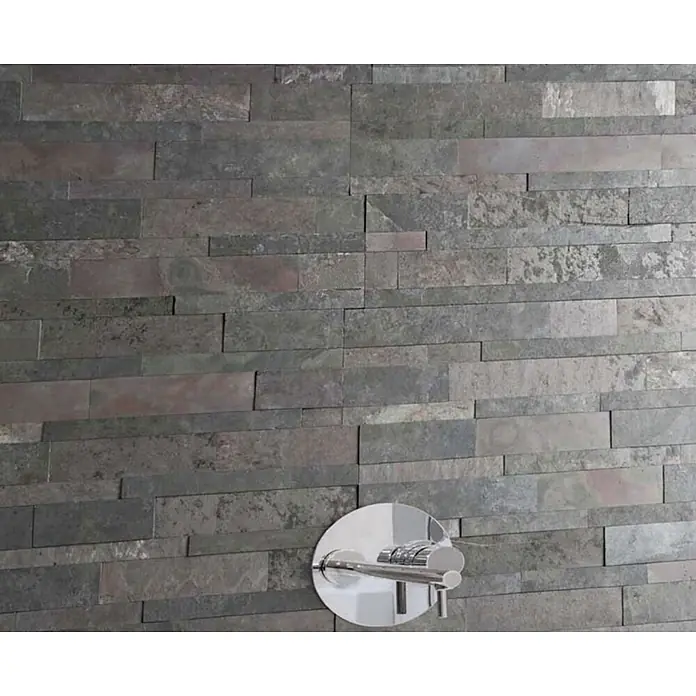 Selbstklebemosaik - 60 x 15 cm, Basaltgrau - Nahaufnahme einer schicken Badezimmerarmatur aus Chrom vor einer Wand aus dekorativen Steinpaneelen mit erdigen Farbtönen.