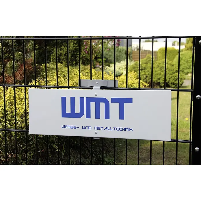 WMT Eindrehhalterung für Hinweisschilder - Dunkelgrün - Das Schild von WMT Werbe- und Metalltechnik ist an einem Zaun befestigt und wirbt für das Unternehmen.