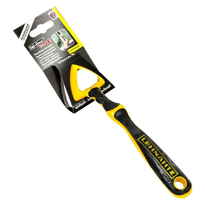 Lehnartz Isi-Line Streicher Delta 3-in-1 Single - Größe: S - Das Bild zeigt einen LEHNARTZ Lackierpinsel mit gelbem Griff und einem dreieckigen Kopf, der in einer Verpackung präsentiert wird.