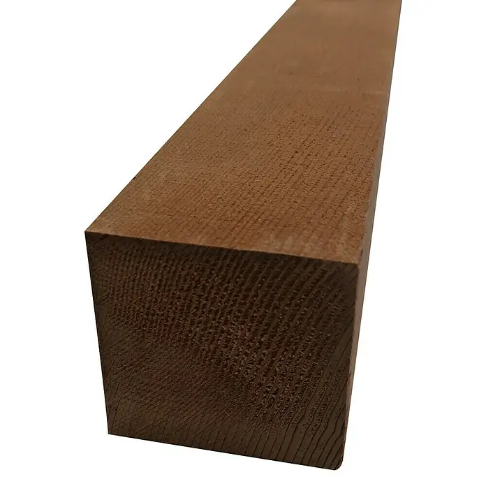 Rahmenholz Tiroler Fichte - Fichte, 120 x 8 x 8 cm, Fein gesägt - Nahaufnahme eines einzelnen quadratischen Holzpfostens mit sichtbarer Maserung und Textur vor einem schwarzen Hintergrund.