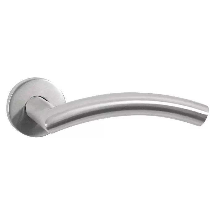 Conjunto de picaporte Elisa - Grosor de la puerta: 35 mm - 45 mm, Acero inoxidable, Curvado - Manija de puerta de metal plateado cepillado con diseño de palanca curva.
