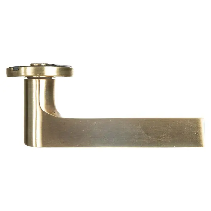 Conjunto de picaporte 694 - Grosor de la puerta: 35 mm - 45 mm, Aluminio, Recto, Latón - Primer plano de una manija dorada, que revela un diseño moderno y una artesanía de calidad.