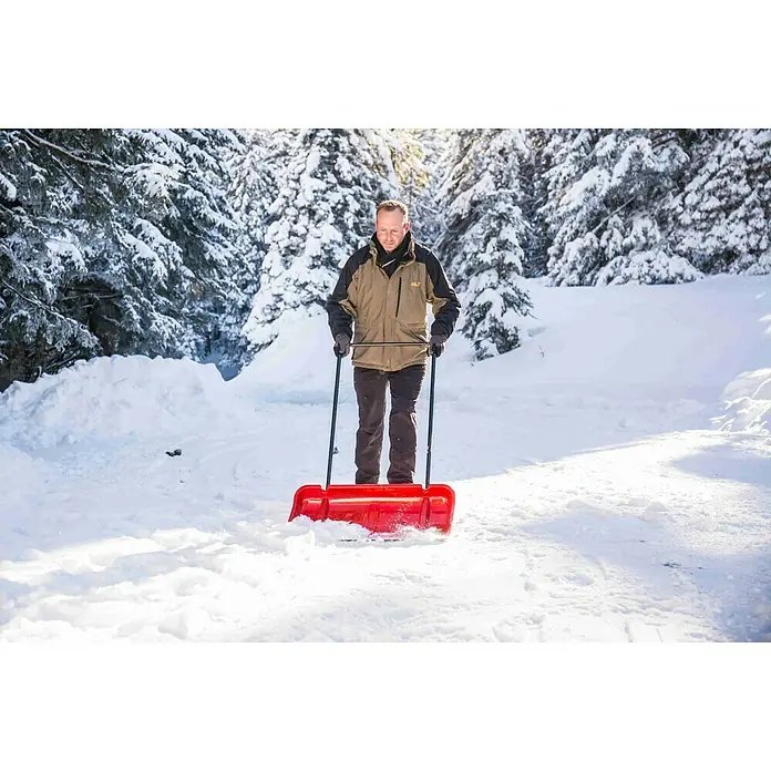 Freund Victoria Schneewanne Schneemax - 44 x 82 cm - Mann schiebt Schnee mit einer roten Schneeschaufel in einer verschneiten Winterlandschaft.