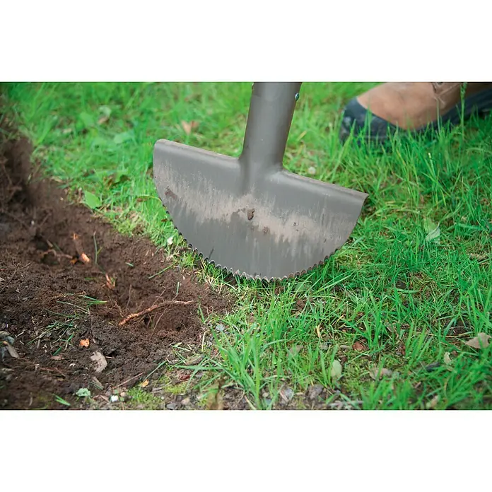 Freund Victoria Rasenkantenstecher - Arbeitsbreite: 22 cm, T-Stiel, Gezahntes Blatt - Nahaufnahme eines Rasenkantenschneiders, der im Garten verwendet wird, um saubere Kanten entlang des Rasens zu schaffen.