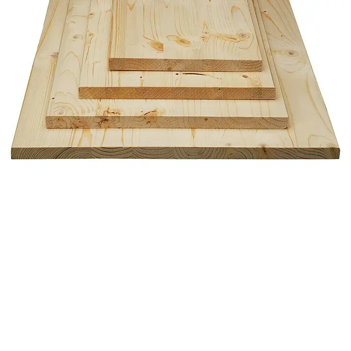 Leimholzplatte Naturwuchs - Kiefer, Qualitätsstufe Leimholzplatte: C/C, 800 x 200 x 18 mm - Eine Nahaufnahme von unbehandelten Holzbrettern unterschiedlicher Größe, die übereinander gestapelt sind und die natürliche Maserung des Holzes zeigen.
