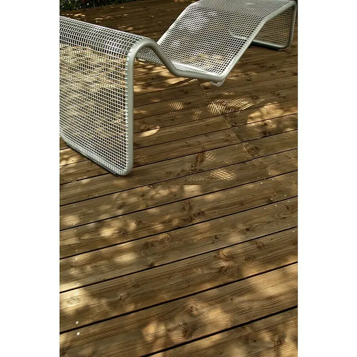 Tarima para terraza - Pino, 300 x 14,5 x 2,8 cm, Teca - Dos modernas tumbonas metálicas plateadas sobre una terraza de madera exterior, que invitan a relajarse con estilo.