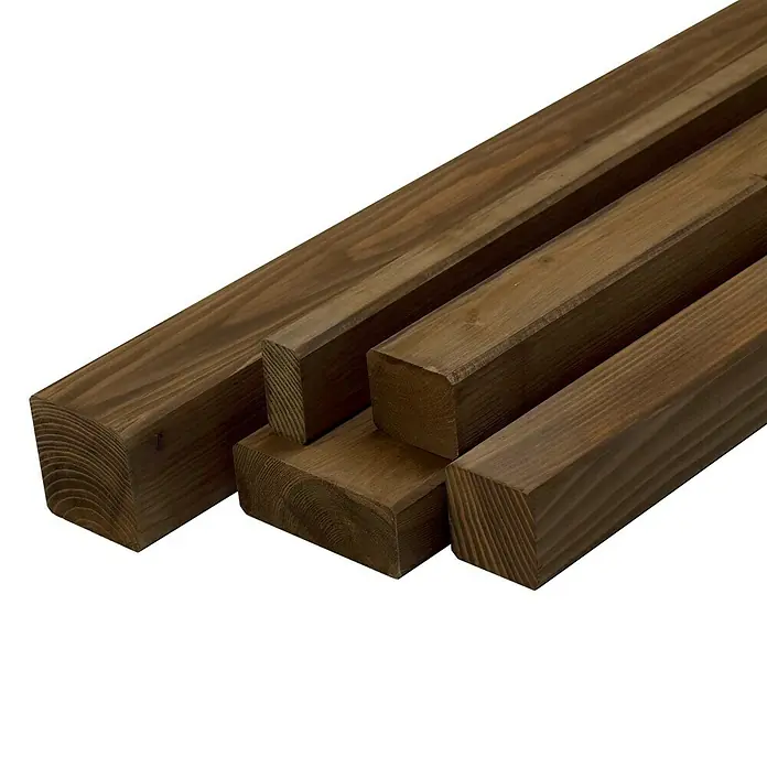 Konstruktionsholz300 x 7 x 4,5 cm, Kiefer, Glatt gehobelt, Teak - Nahaufnahme von gestapelten, quadratischen Holzstücken in verschiedenen Größen, die eine rustikale, natürliche Ästhetik vermitteln.