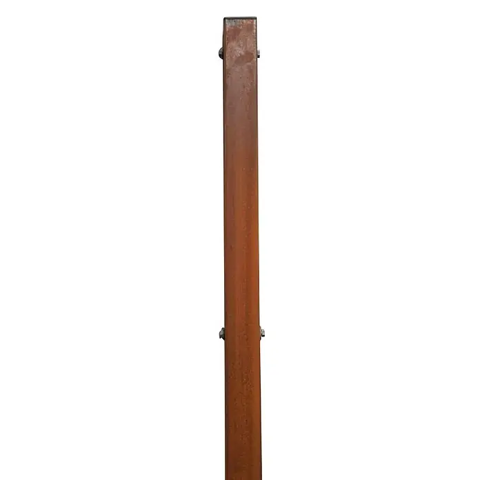 Jabo-Design Zaunpfosten Mitte - 6 x 240 cm - Nahaufnahme eines rostfarbenen, quadratischen Stahlpfostens, der mit sichtbaren Schrauben und einer geschlossenen Oberseite auf einem weißen Hintergrund befestigt ist.