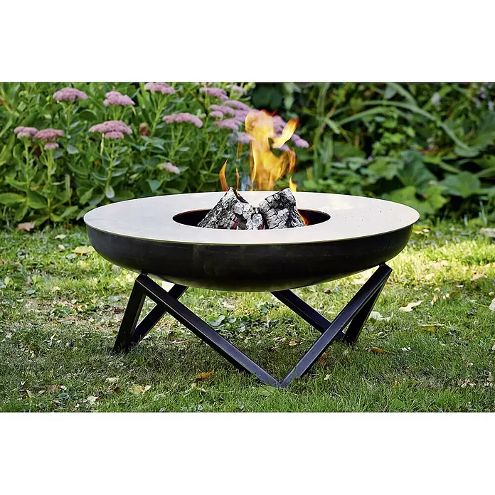 Buschbeck Grillplatte Plancha - Stahl, Passend für: Feuerschale mit Ø 80 cm - Moderne Feuerstelle mit schwarzem, schalenförmigem Design und dekorativen Flammen im Garten.