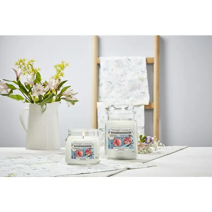 Yankee Candle Home Inspirations Duftkerze - Im Glas, Pomegranate Coconut, Large - Ein Arrangement mit zwei Yankee Candle Home Inspiration Duftkerzen "Pomegranate Coconut" in verschiedenen Größen.