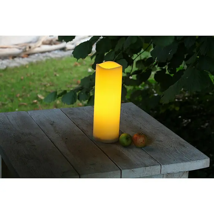 Flower Power Vela LED para exteriores Media - Ø x Al: 10 x 30 cm, Crema, Plástico - Vela LED atmosférica sobre una mesa con manzanas. Perfecto para noches acogedoras al aire libre con luz cálida y decoración natural.
