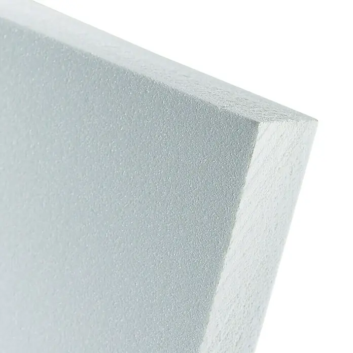 PVC-Schaumplatte Fixmaß Simopor - Weiß, L x B x S: 1.200 x 600 x 10 mm - Detailaufnahme einer weißen Polystyrolplatte, die ihre feine, körnige Textur und die klaren Kanten des Dämmmaterials zeigt.