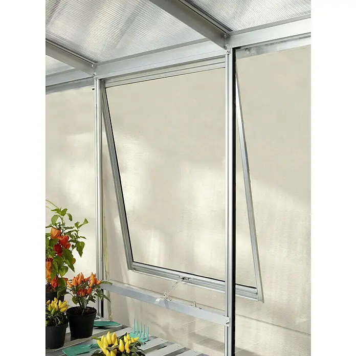 Vitavia Gewächshaus-Seitenfenster V - Passend für: Vitavia Gewächshaus Venus/Apollo/Calypso/Freya/Diana/Uranus/Cassandra/Merkur/Mars/Sirius, Aluminium, Aluminium, Mit Einscheibensicherheitsglas - Nahaufnahme eines Gewächshausfensters mit Blumen davor. Das Gewächshausfenster ist aus Aluminium gefertigt und zum Lüften geöffnet.
