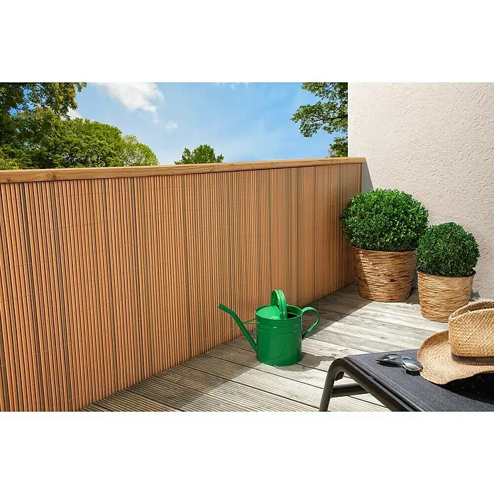 Sichtschutzmatte Comfort - 300 x 90 cm, Kunststoff, Teakoptik - Die braune Sichtschutzwand auf der Terrasse bietet Privatsphäre und passt gut zu Pflanzen, Gießkanne und Liegestuhl.