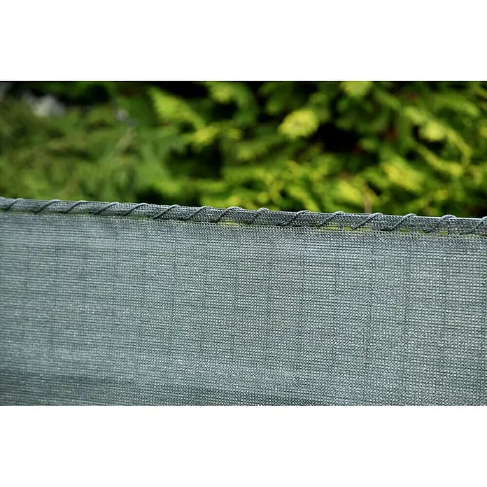 Sichtschutz - 500 x 150 cm, Kunststoff, Anthrazit - Nahaufnahme eines blickdichten, grauen Zaunnetzes mit grünen Pflanzen im Hintergrund.