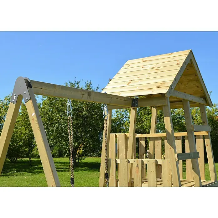 Wendi Toys Kinderspielturm Gorilla - Natur/Rot - Detailansicht eines hölzernen Kinderspielturms mit Schaukel und kleinem Haus, ideal für den Garten und zum Spielen im Freien.