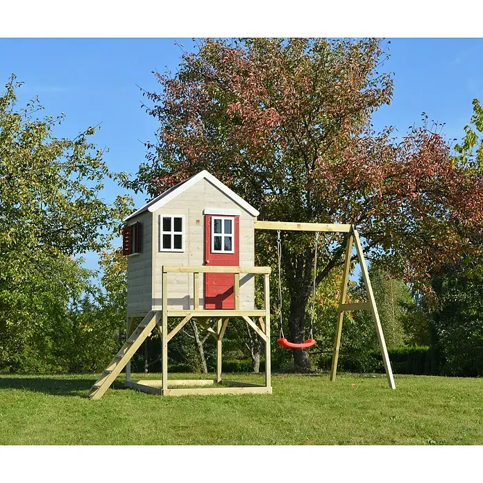 Wendi Toys Spielhaus Zebra - Glas, Natur/Rot - Ein hölzernes Spielhaus mit Schaukel auf einer grünen Wiese, umgeben von Bäumen, ideal für Kinder zum Spielen und Spaß haben.