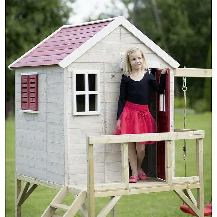 Wendi Toys Spielhaus Zebra - Glas, Natur/Rot - Mädchen im hölzernen Spielhaus mit rotem Dach und Fensterläden. Perfekt für fantasievolles Spielen im Garten.