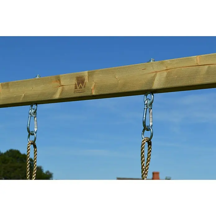 Wendi Toys Kinderspielturm Salamander - Natur/Rot - Detailaufnahme einer Schaukelbefestigung mit Karabiner und Seil an einem Holzbalken unter blauem Himmel.