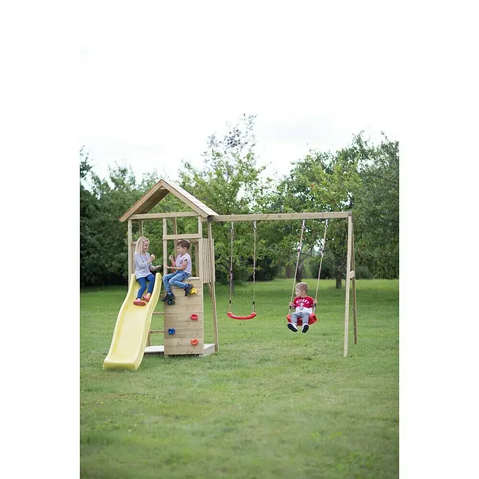 Wendi Toys Kinderspielturm Pinguin - Natur/Gelb - Kinder spielen auf einem hölzernen Spielplatz mit Rutsche, Kletterwand und Schaukeln im Garten.