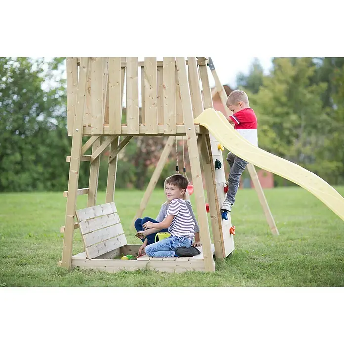 Wendi Toys Kinderspielturm Pinguin - Natur/Gelb - Ein hölzernes Spielhaus mit Kletterwand und Rutsche, auf dem zwei Kinder spielen. Eine tolle Outdoor-Spielstruktur für Kinder.