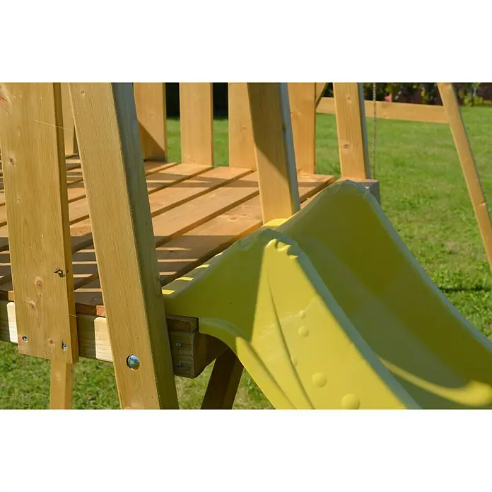 Wendi Toys Kinderspielturm Pinguin - Natur/Gelb - Detailaufnahme einer gelben Rutsche, die Teil eines Holzspielplatzes im Freien ist. Die Rutsche ist sicher und für Kinder konzipiert.