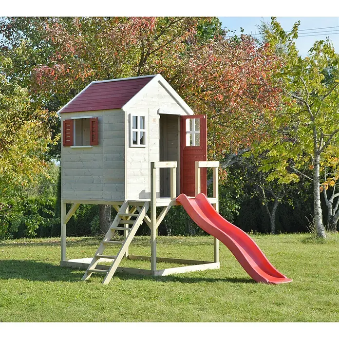Wendi Toys Spielhaus Tiger - Glas, Natur/Rot - Ein hölzernes Kinderspielhaus mit rotem Dach und einer roten Rutsche steht auf einem Rasen im Garten.