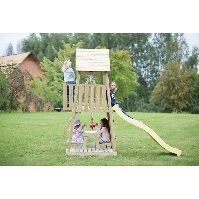 Wendi Toys Kinderspielturm Giraffe - Natur/Gelb - Eine hölzerne Kinderspielanlage mit Rutsche, Kletterturm und Picknicktisch, umgeben von grünem Gras und Bäumen.